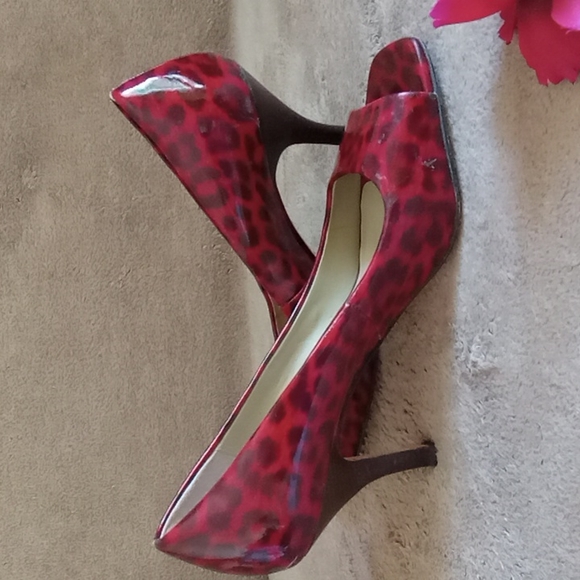 TAHARI | Red Black Patent Heel - Picture 10 of 10